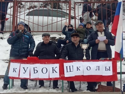 В МКОУ «Бежтинская СОШ» прошел кубок школы по футболу  среди учащихся  8-11 классов под лозунгами «Бежтинская СОШ          против терроризма, экстремизма и наркомании»,