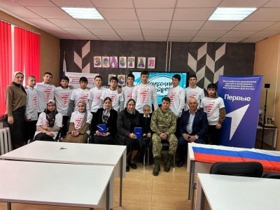 В Бежтинской школе провели встречу с участником СВО