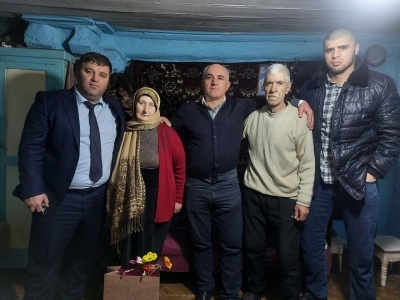В преддверии празднования Международного женского дня глава Бежтинского участка Шамиль Арадахов вместе с главой села Бежта Магомед Магомедовым  посетили семью участников специальной военной операции